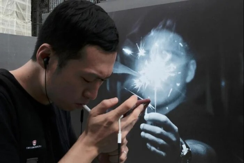 Hong Kong street photographer captures unexpected moments Hong Kong street photographer captures unexpected moments