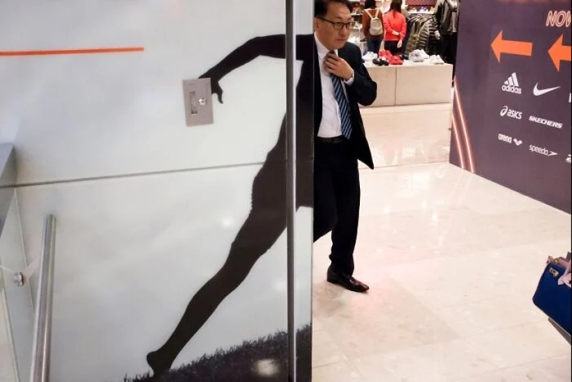 Hong Kong street photographer captures unexpected moments Hong Kong street photographer captures unexpected moments
