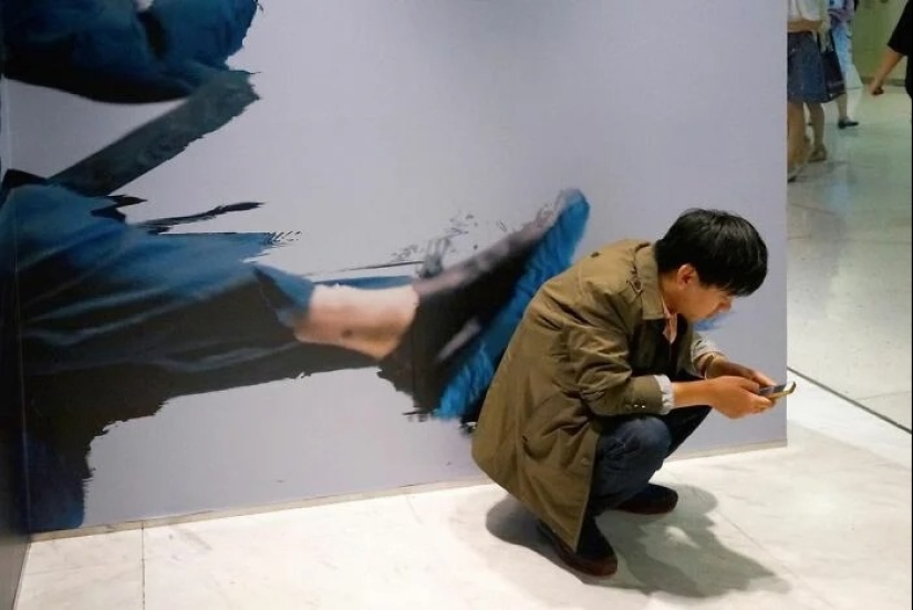 Hong Kong street photographer captures unexpected moments Hong Kong street photographer captures unexpected moments