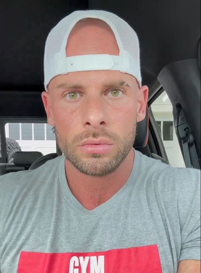 “Hope The Guy Presses Charges”: Gym-Goer’s Controversial Locker Room Selfie Exposes Unwitting Man