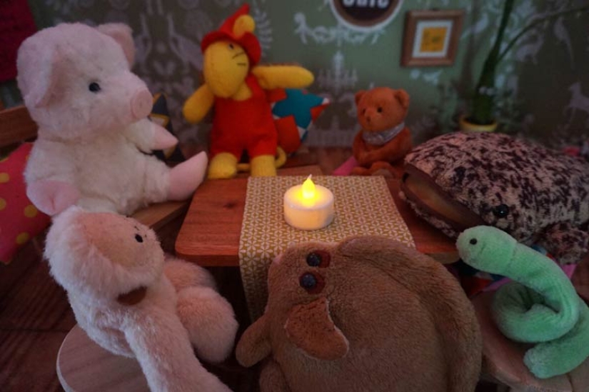 How does a Japanese plush toy cafe work? How does a Japanese plush toy cafe work?
