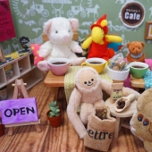 How does a Japanese plush toy cafe work?