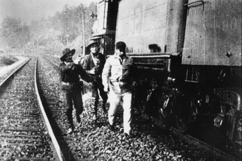 How the corpse of a bandit from the Wild West worked as a scarecrow in a modern amusement park