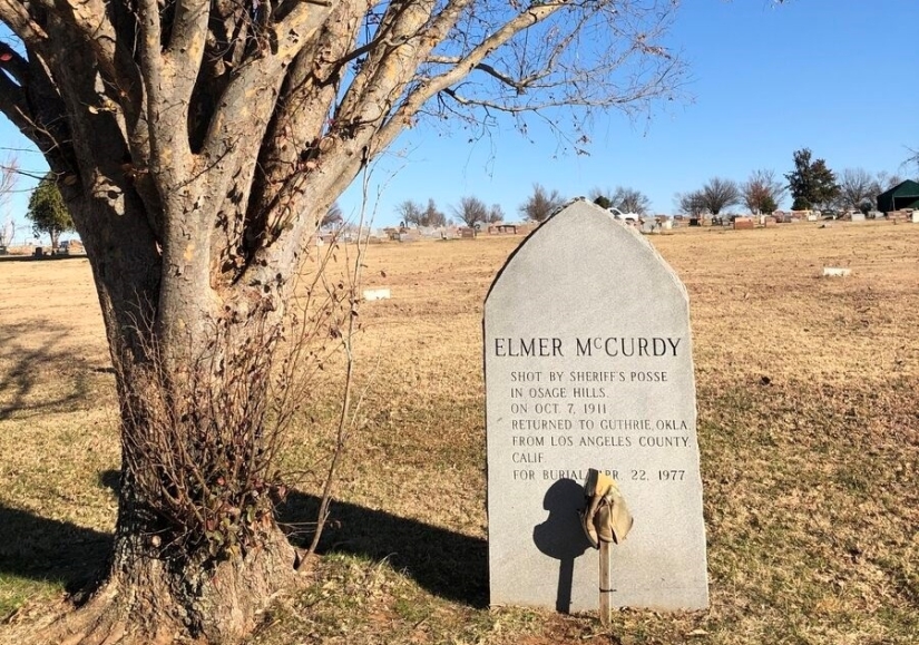How the corpse of a bandit from the Wild West worked as a scarecrow in a modern amusement park