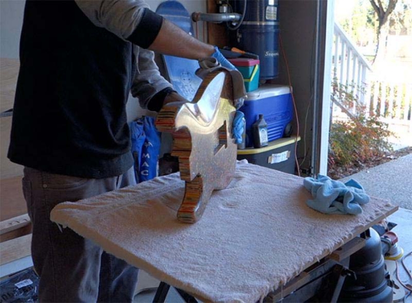How to create a unique guitar? We need 500 dollars, 1200 colored pencils, enthusiasm and time