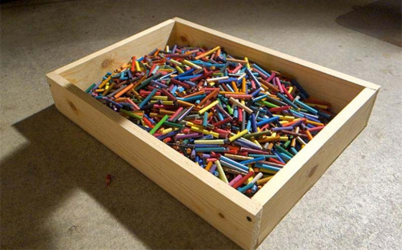 How to create a unique guitar? We need 500 dollars, 1200 colored pencils, enthusiasm and time