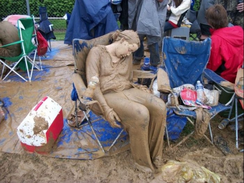“Humans Doing Human Things”: 10 Photos That Show Just How Strange Our Species Is