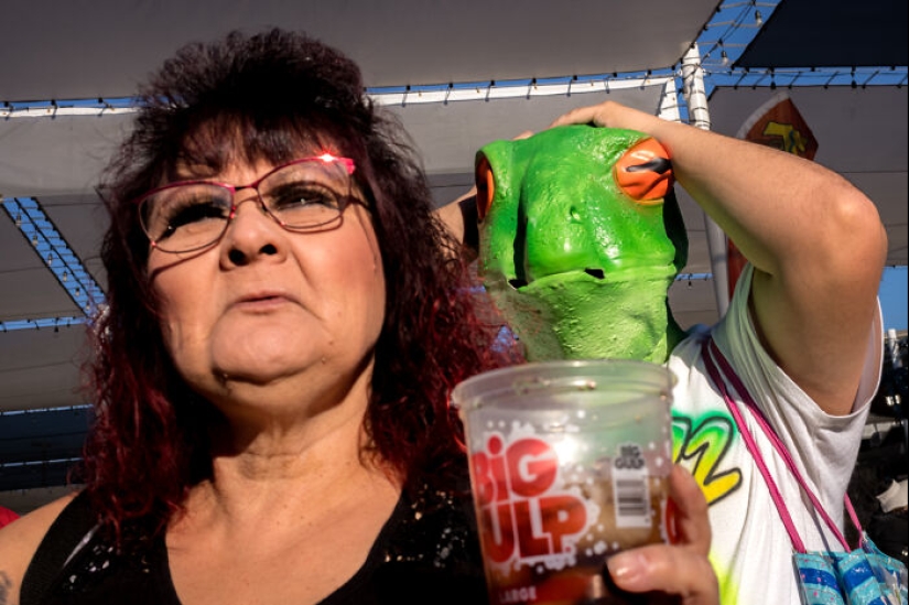 I Captured The Magic Of A Flea Market That’s Vanishing In The Name Of Progress