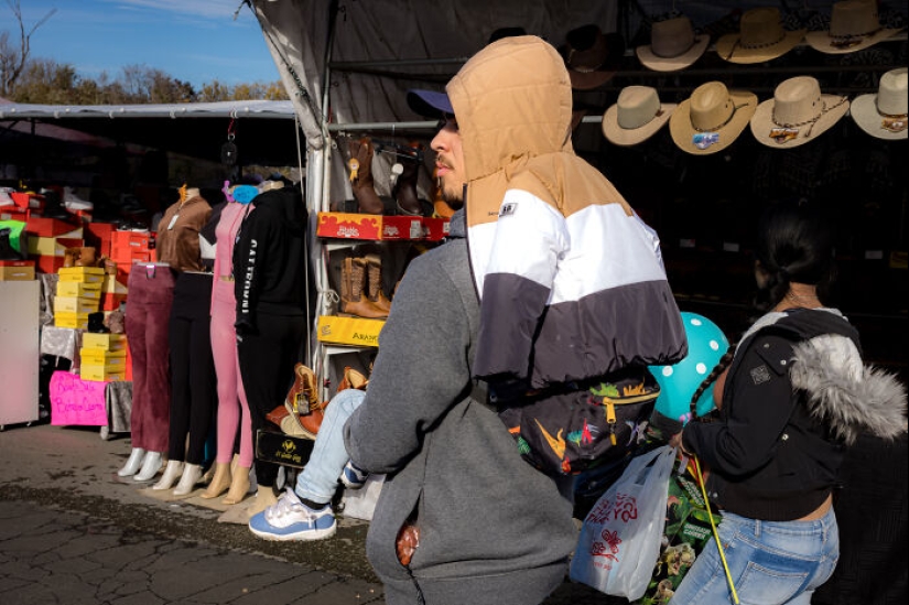 I Captured The Magic Of A Flea Market That’s Vanishing In The Name Of Progress