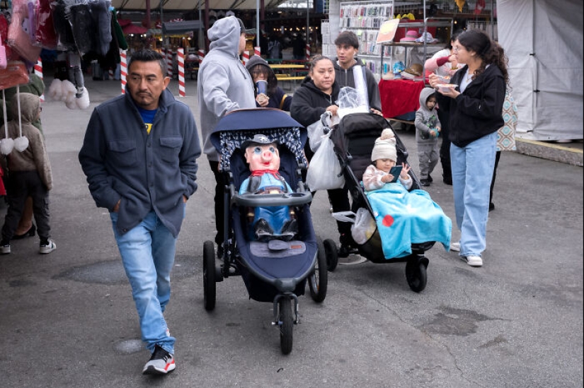 I Captured The Magic Of A Flea Market That’s Vanishing In The Name Of Progress