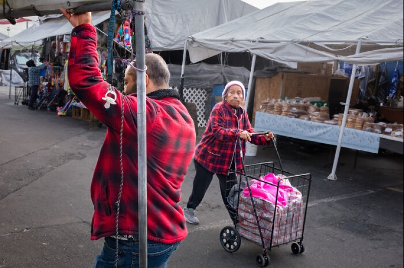 I Captured The Magic Of A Flea Market That’s Vanishing In The Name Of Progress