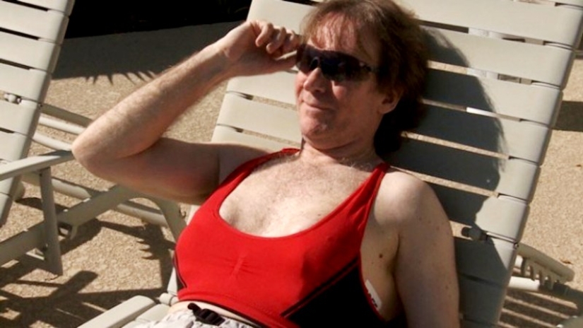 “I fell in love with my breasts”: a Canadian on a bet walked with a silicone bust for 20 years “I fell in love with my breasts”: a Canadian on a bet walked with a silicone bust for 20 years