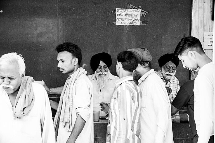 I Took 12 Photos Showcasing Life On The Streets Of Old Delhi