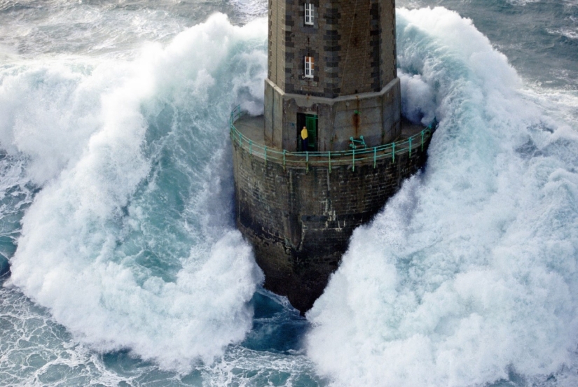 In the middle of the storm: did the lighthouse keeper from the legendary photograph survive? In the middle of the storm: did the lighthouse keeper from the legendary photograph survive?