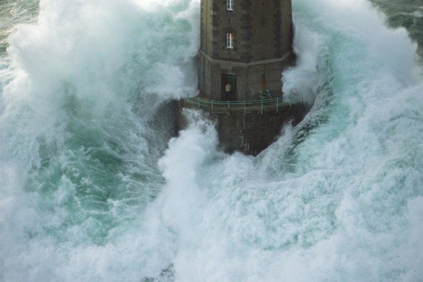 In the middle of the storm: did the lighthouse keeper from the legendary photograph survive? In the middle of the storm: did the lighthouse keeper from the legendary photograph survive?