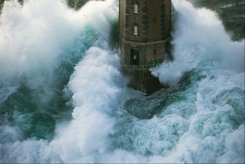 In the middle of the storm: did the lighthouse keeper from the legendary photograph survive? In the middle of the storm: did the lighthouse keeper from the legendary photograph survive?
