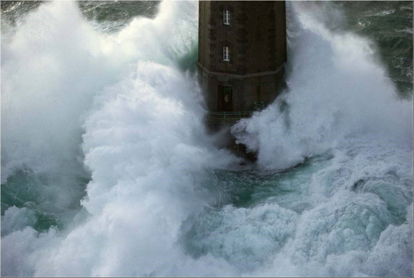 In the middle of the storm: did the lighthouse keeper from the legendary photograph survive? In the middle of the storm: did the lighthouse keeper from the legendary photograph survive?