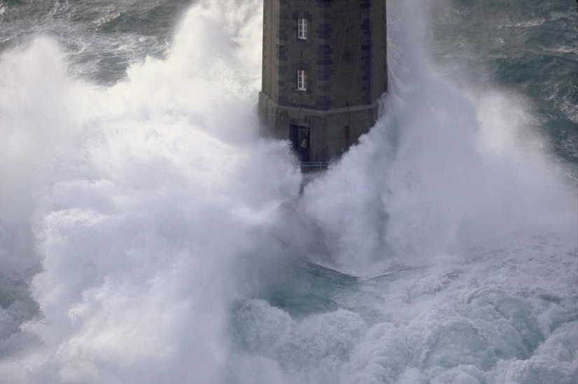 In the middle of the storm: did the lighthouse keeper from the legendary photograph survive? In the middle of the storm: did the lighthouse keeper from the legendary photograph survive?