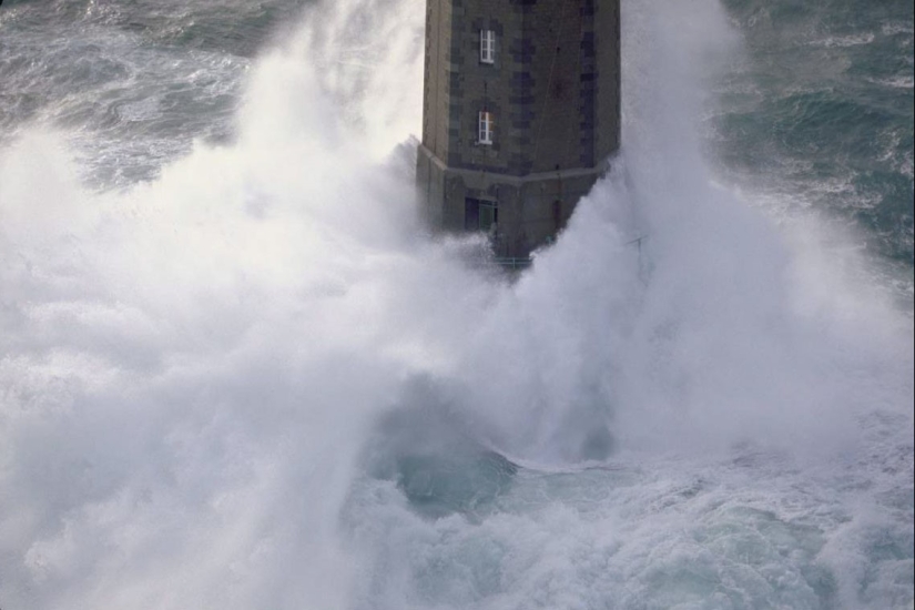In the middle of the storm: did the lighthouse keeper from the legendary photograph survive? In the middle of the storm: did the lighthouse keeper from the legendary photograph survive?