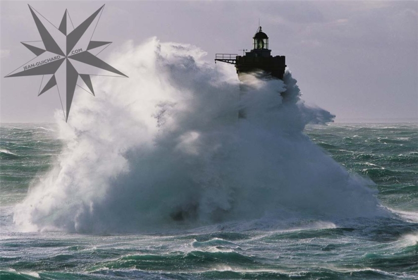 In the middle of the storm: did the lighthouse keeper from the legendary photograph survive? In the middle of the storm: did the lighthouse keeper from the legendary photograph survive?