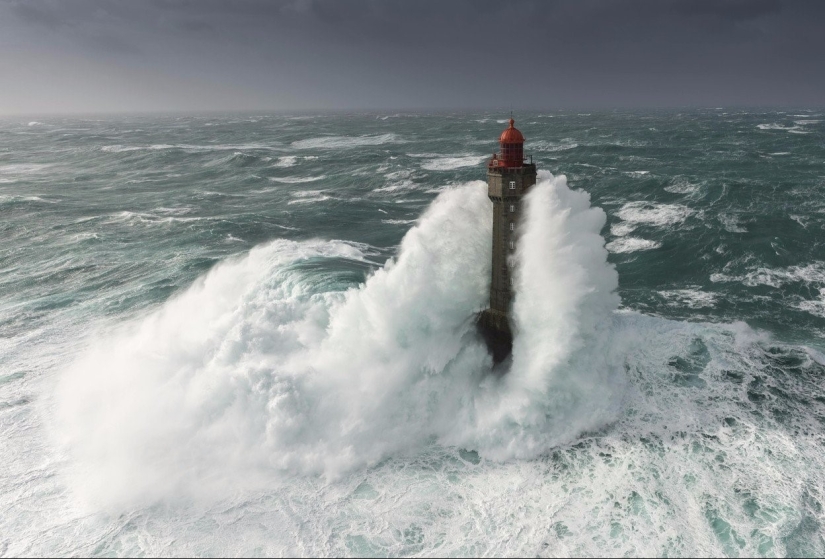 In the middle of the storm: did the lighthouse keeper from the legendary photograph survive? In the middle of the storm: did the lighthouse keeper from the legendary photograph survive?