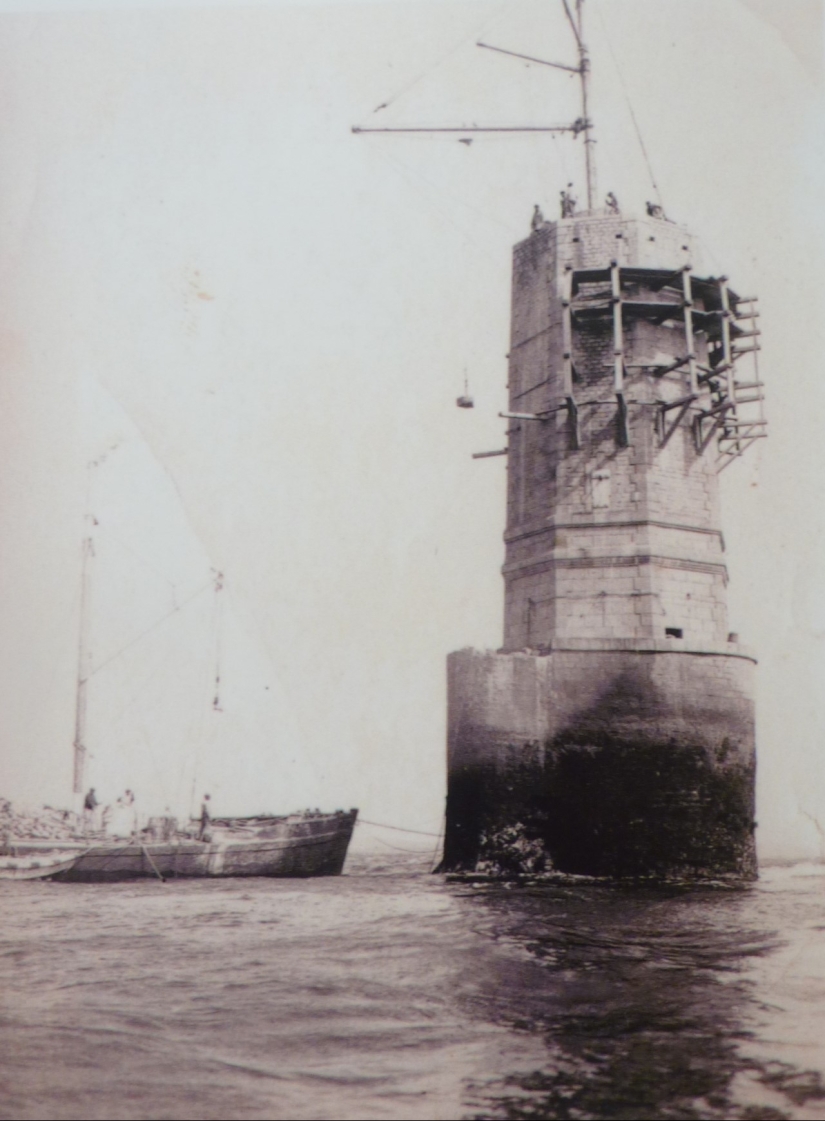 In the middle of the storm: did the lighthouse keeper from the legendary photograph survive? In the middle of the storm: did the lighthouse keeper from the legendary photograph survive?