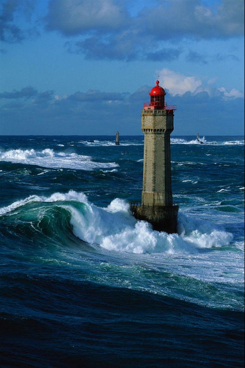 In the middle of the storm: did the lighthouse keeper from the legendary photograph survive? In the middle of the storm: did the lighthouse keeper from the legendary photograph survive?