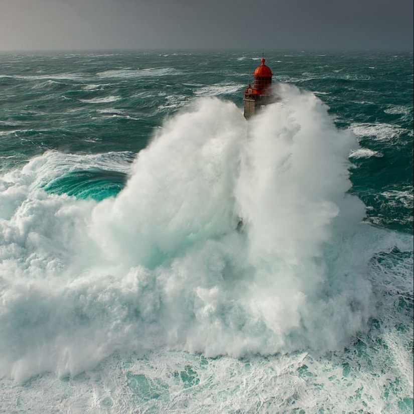 In the middle of the storm: did the lighthouse keeper from the legendary photograph survive? In the middle of the storm: did the lighthouse keeper from the legendary photograph survive?