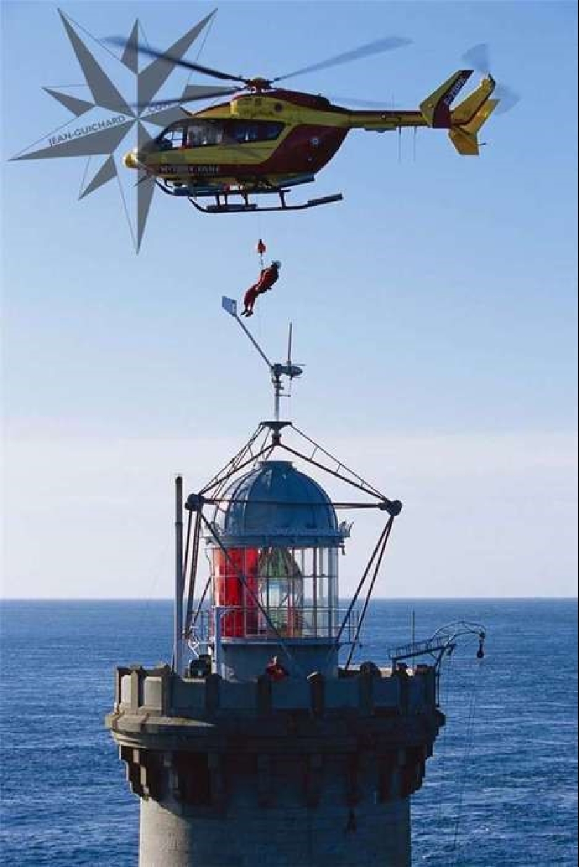 In the middle of the storm: did the lighthouse keeper from the legendary photograph survive? In the middle of the storm: did the lighthouse keeper from the legendary photograph survive?