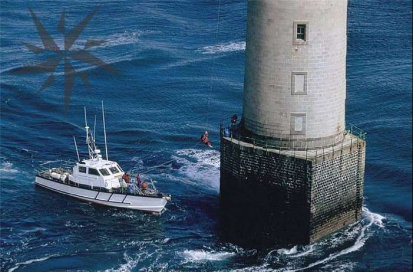 In the middle of the storm: did the lighthouse keeper from the legendary photograph survive? In the middle of the storm: did the lighthouse keeper from the legendary photograph survive?