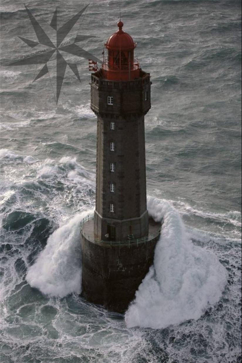 In the middle of the storm: did the lighthouse keeper from the legendary photograph survive? In the middle of the storm: did the lighthouse keeper from the legendary photograph survive?