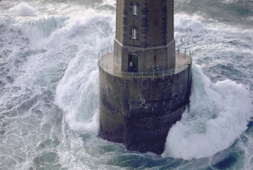 In the middle of the storm: did the lighthouse keeper from the legendary photograph survive? In the middle of the storm: did the lighthouse keeper from the legendary photograph survive?