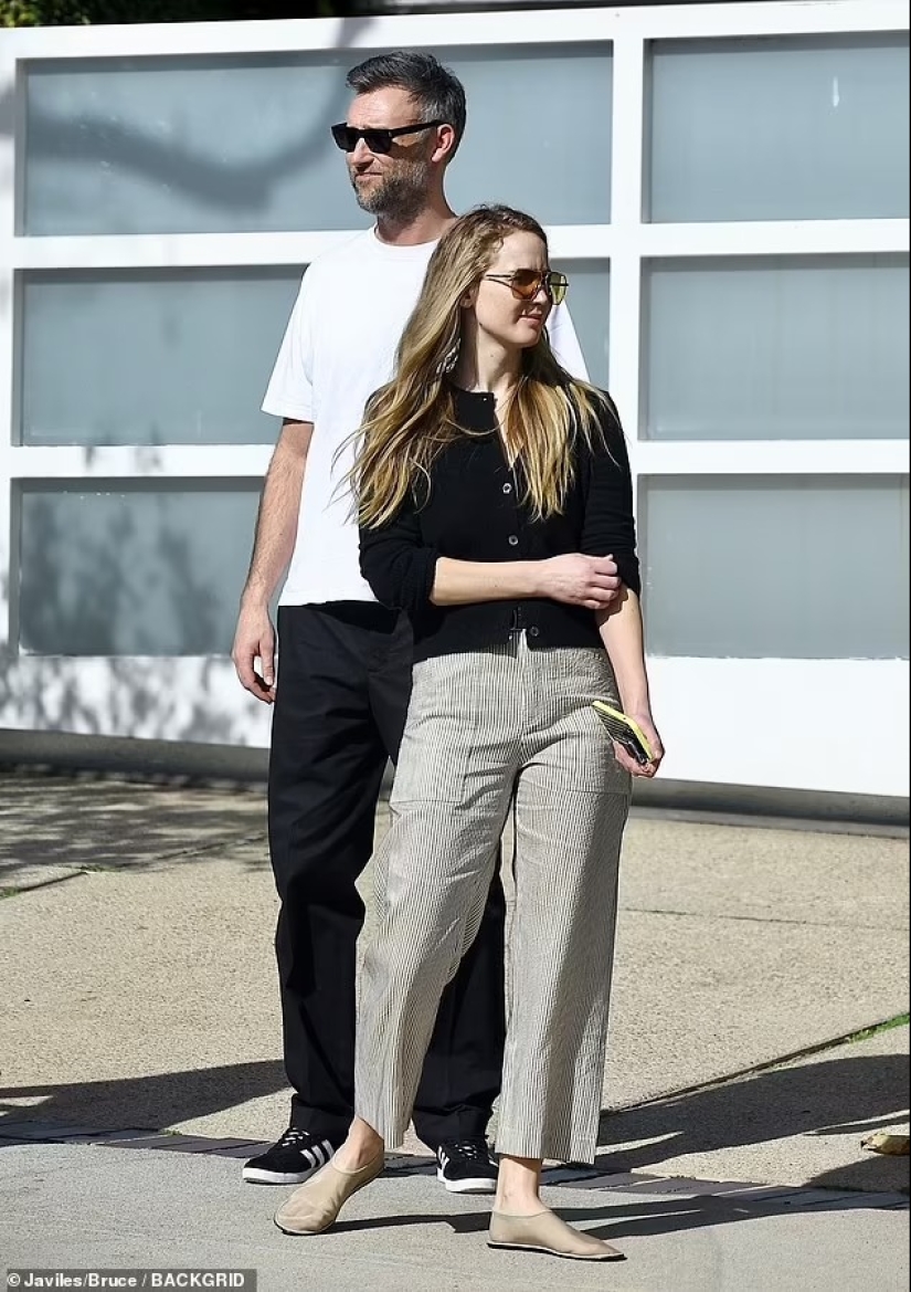 Jennifer Lawrence luce elegante con un suéter negro y pantalones estampados mientras busca casa con su esposo Cooke Maroney en Beverly Hills.