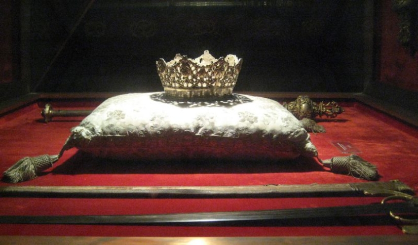 Juana I the Mad: The story of a queen who did not want to part with her deceased husband Juana I the Mad: The story of a queen who did not want to part with her deceased husband