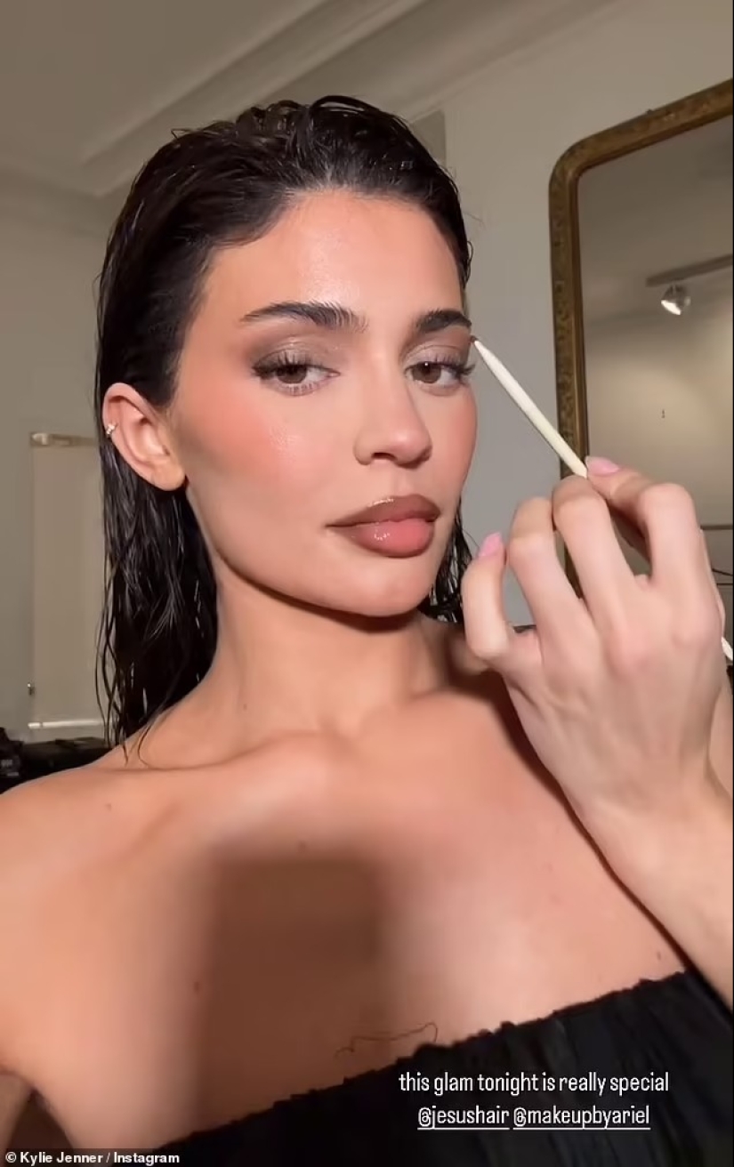 Kylie Jenner sorprende con un diminuto vestido sin tirantes y botas hasta la rodilla para la Semana de la Moda de París... después de compartir una foto candente con sujetador negro y ropa interior a juego.