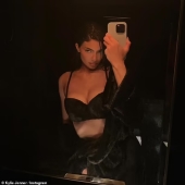 Kylie Jenner sorprende con un diminuto vestido sin tirantes y botas hasta la rodilla para la Semana de la Moda de París... después de compartir una foto candente con sujetador negro y ropa interior a juego.
