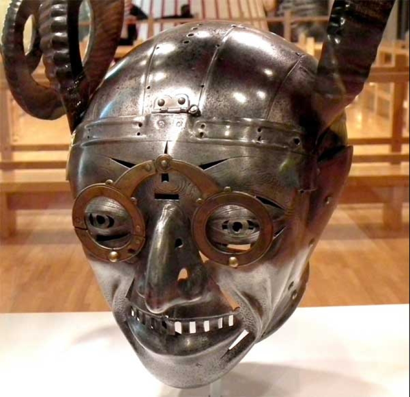 La historia de la armadura más inusual — el casco con cuernos del rey Enrique VIII La historia de la armadura más inusual — el casco con cuernos del rey Enrique VIII