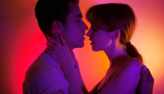 La misteriosa belleza de un beso