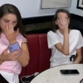 Los padres están preocupados por la tendencia de “cubrirse la nariz” que los adolescentes usan en las fotografías, los expertos revelan el motivo