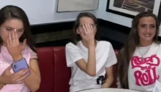 Los padres están preocupados por la tendencia de “cubrirse la nariz” que los adolescentes usan en las fotografías, los expertos revelan el motivo