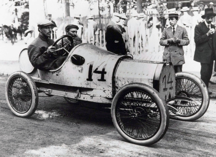 Los primeros coches de la historia de las grandes marcas