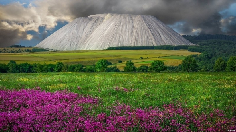 Monte Cali: a giant salt dump or a unique tourist attraction? Monte Cali: a giant salt dump or a unique tourist attraction?