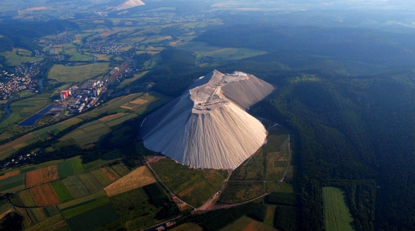 Monte Cali: a giant salt dump or a unique tourist attraction? Monte Cali: a giant salt dump or a unique tourist attraction?