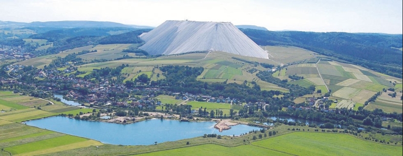 Monte Cali: a giant salt dump or a unique tourist attraction? Monte Cali: a giant salt dump or a unique tourist attraction?
