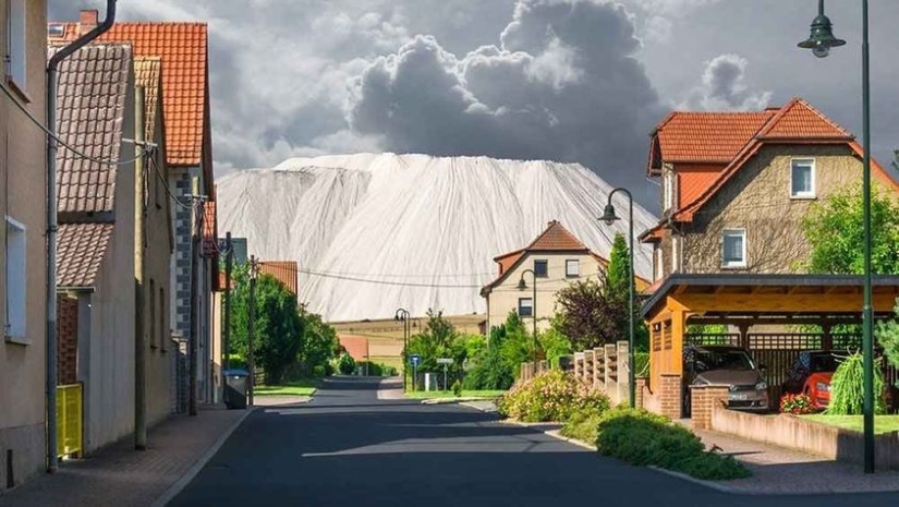 Monte Cali: a giant salt dump or a unique tourist attraction? Monte Cali: a giant salt dump or a unique tourist attraction?