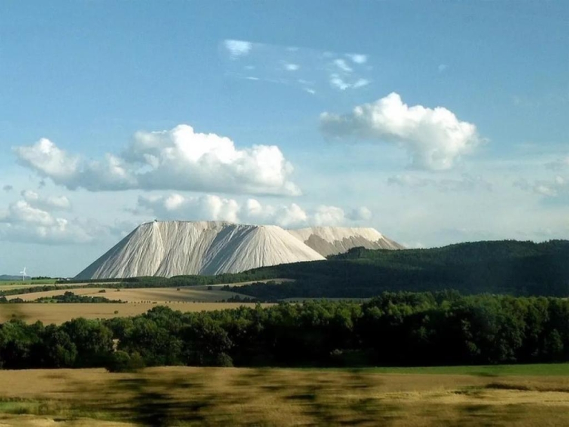 Monte Cali: a giant salt dump or a unique tourist attraction? Monte Cali: a giant salt dump or a unique tourist attraction?