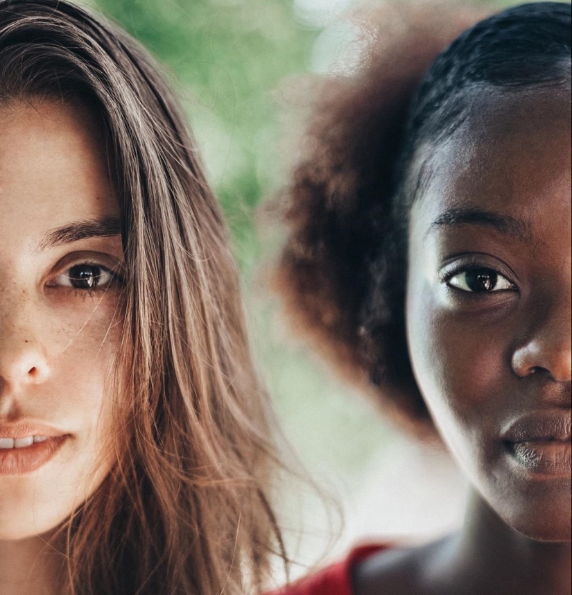 Mujer rusa que muestra la belleza de las niñas de todo el mundo, haciendo de ellos un conjunto de fotos Mujer rusa que muestra la belleza de las niñas de todo el mundo, haciendo de ellos un conjunto de fotos