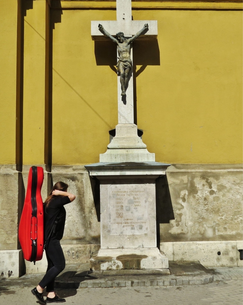 Mystic unexpected street photographs of holidays. Nticas