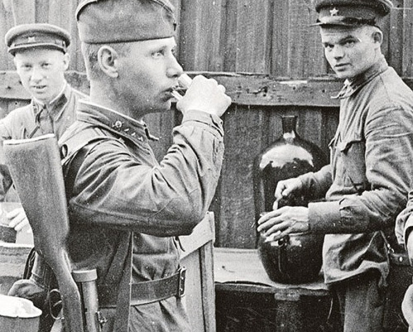 No solo con pan: tabaco, alcohol y dulces en el Ejército Rojo