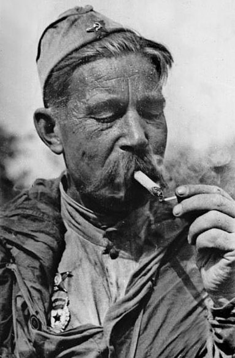 No solo con pan: tabaco, alcohol y dulces en el Ejército Rojo